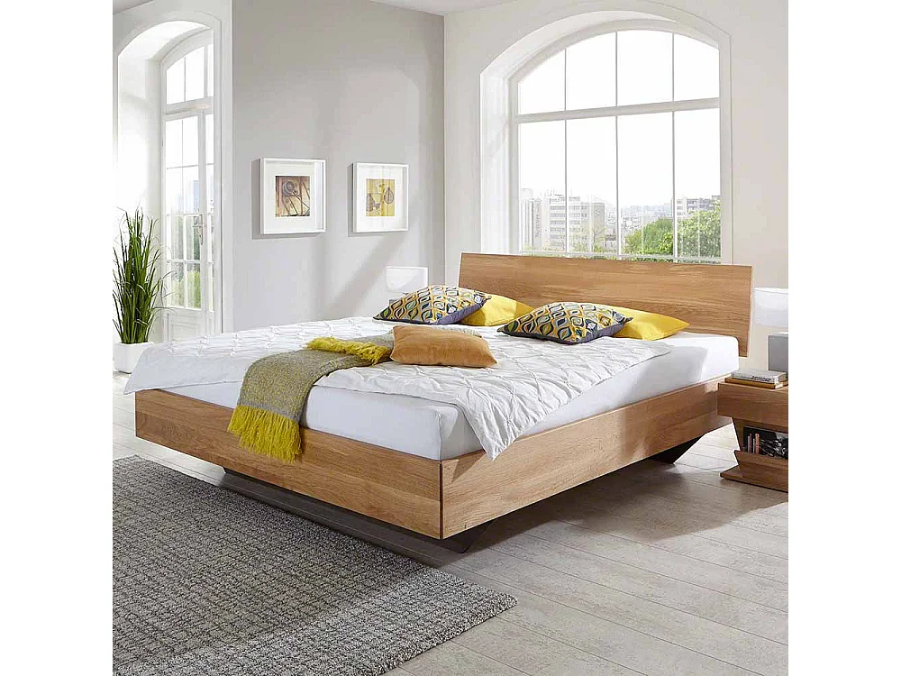 Bett aus Wildeiche massiv honigfarben geölt