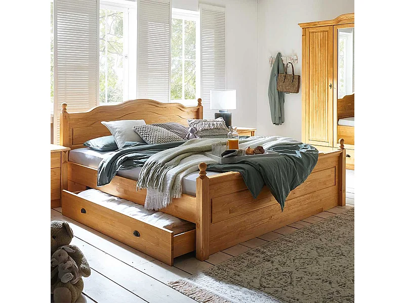 Massivholzbett im Landhausstil Kiefer gebeizt und geölt