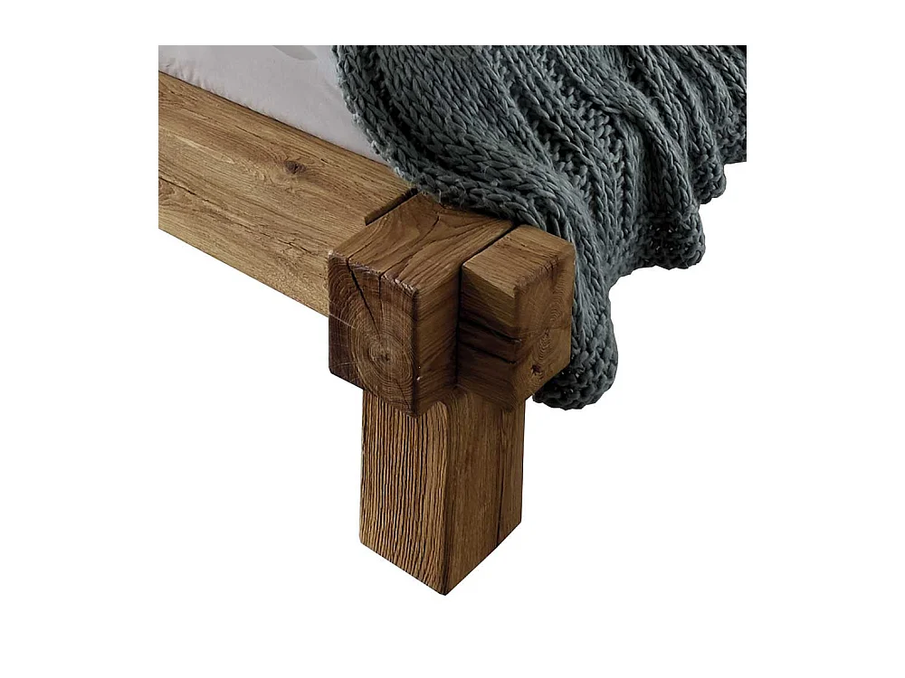 Design Balkenbett aus Wildeiche Massivholz geölt