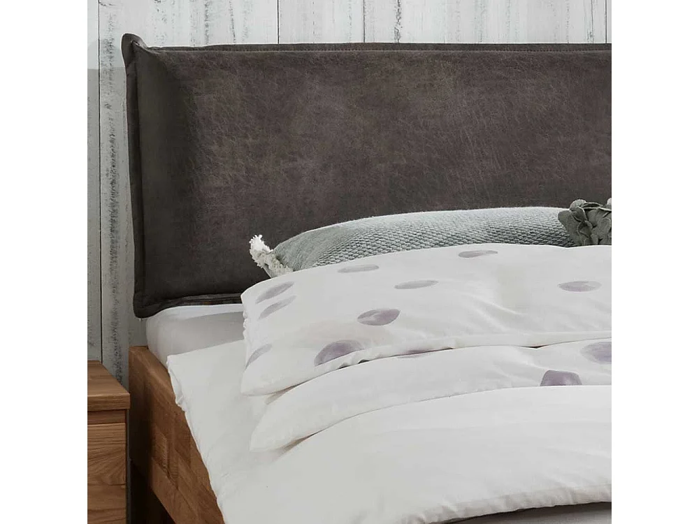 Echtholzbett mit Kopfpolster aus Wildeiche Massivholz geölt