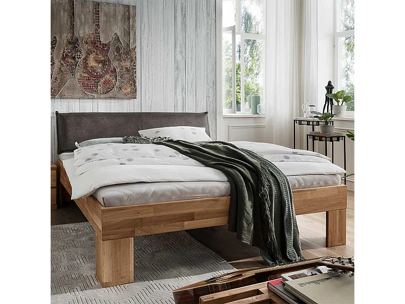 Echtholzbett mit Kopfpolster aus Wildeiche Massivholz geölt