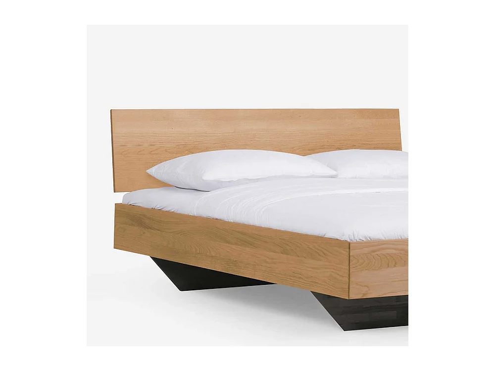 Bett aus Wildeiche Massivholz schwebend (dreiteilig)