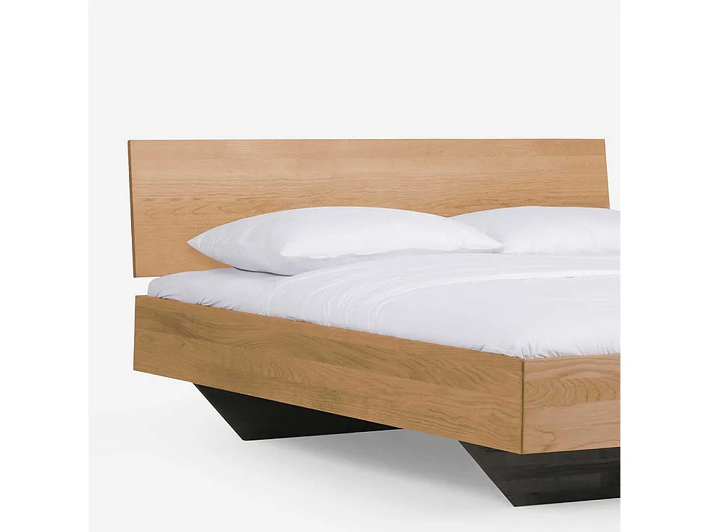 Bett aus Wildeiche Massivholz schwebend (dreiteilig)