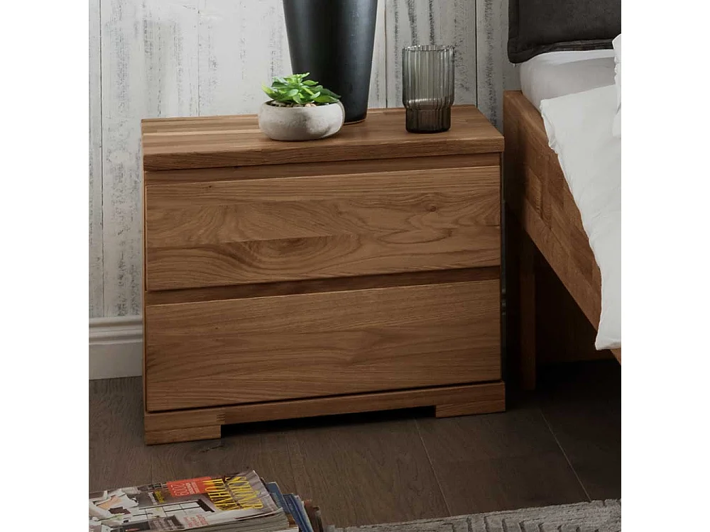 Massivbett aus Wildeicheholz zwei Nachtkommoden (dreiteilig)