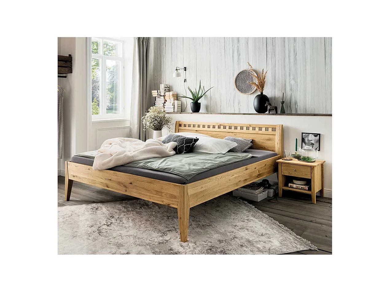 Wildeiche Doppelbett 47 cm Einstiegshöhe zwei Nachtkommoden (dreiteilig)