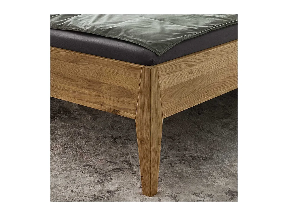 Wildeiche Doppelbett 47 cm Einstiegshöhe zwei Nachtkommoden (dreiteilig)