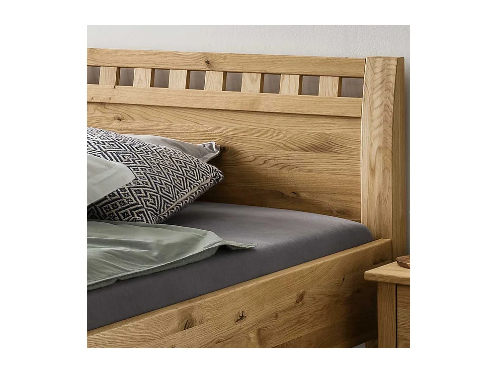 Wildeiche Doppelbett 47 cm Einstiegshöhe zwei Nachtkommoden (dreiteilig)