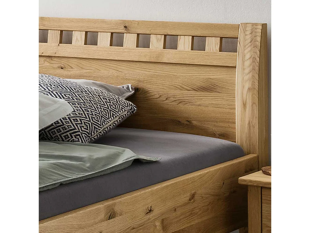 Wildeiche Doppelbett 47 cm Einstiegshöhe zwei Nachtkommoden (dreiteilig)