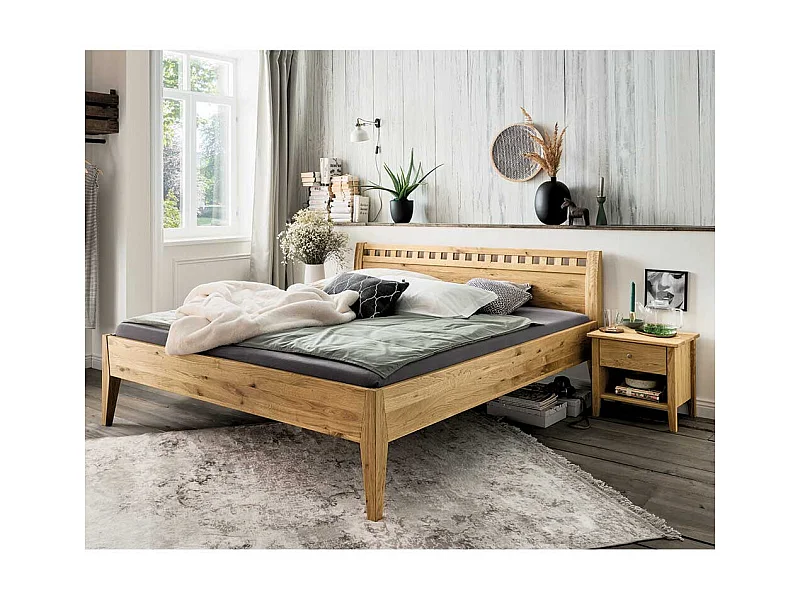 Wildeiche Doppelbett 47 cm Einstiegshöhe zwei Nachtkommoden (dreiteilig)