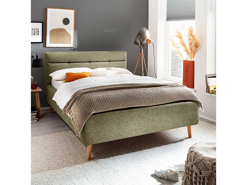 Gepolstertes Bett Skandi Grün mit Vierfußgestell aus Holz Eichefarben