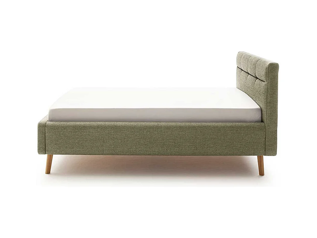 Gepolstertes Bett Skandi Grün mit Vierfußgestell aus Holz Eichefarben