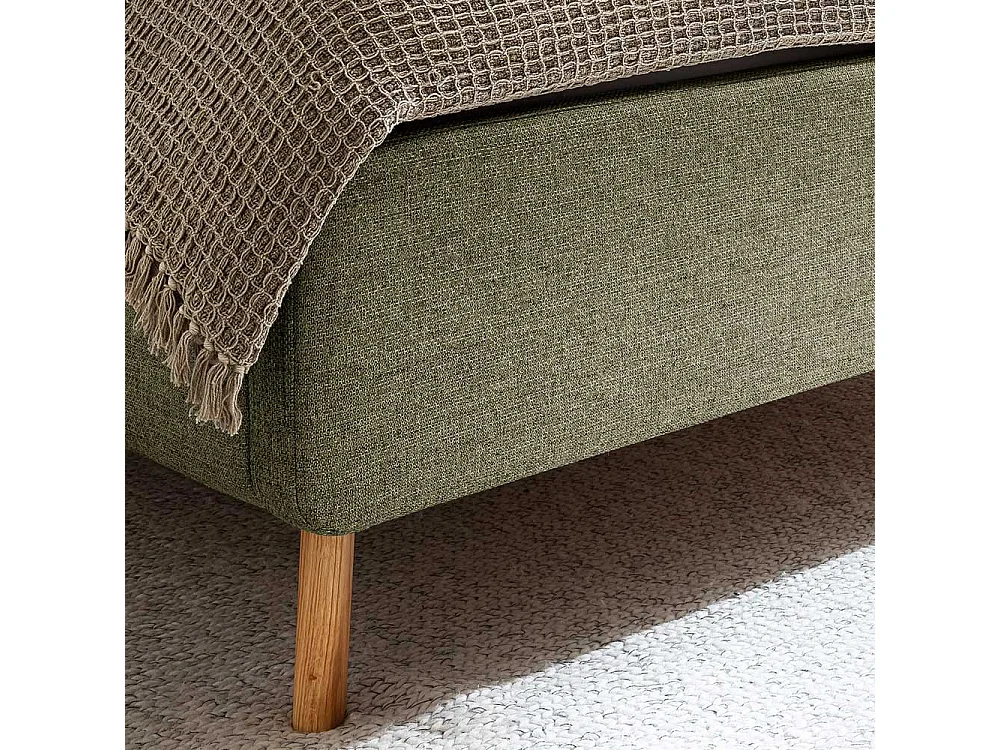 Gepolstertes Bett Skandi Grün mit Vierfußgestell aus Holz Eichefarben