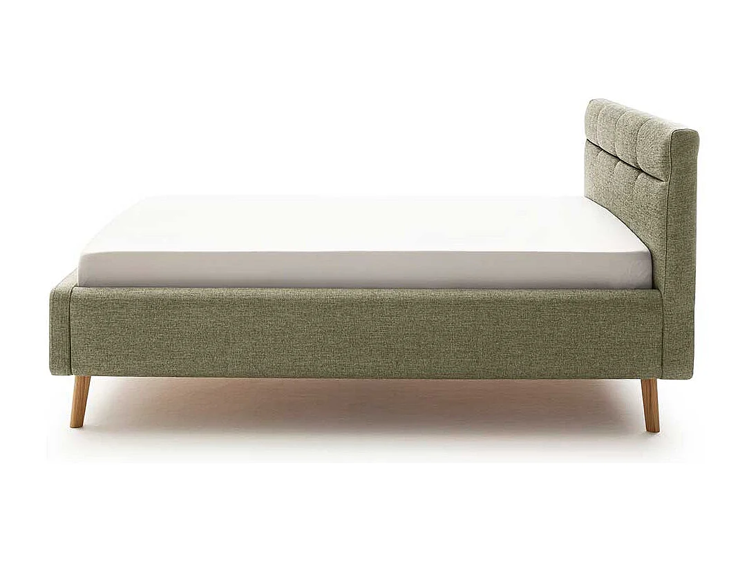 Gepolstertes Bett Skandi Grün mit Vierfußgestell aus Holz Eichefarben