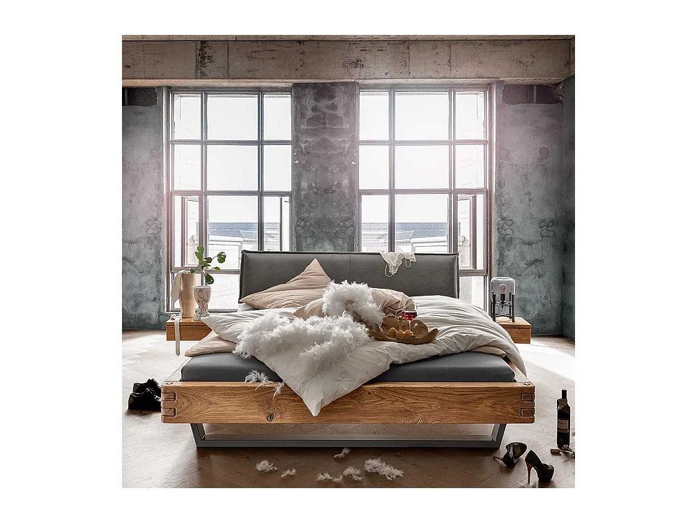 Industriestil Bett Bett aus Wildeiche Massivholz mit Bügelgestell