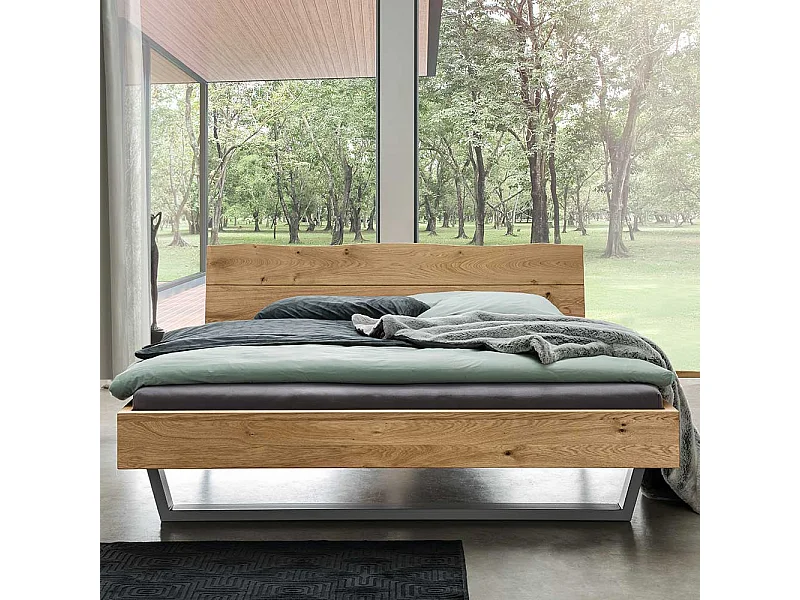 Naturholzbett im Industrie und Loft Stil Metallkufen Gestell