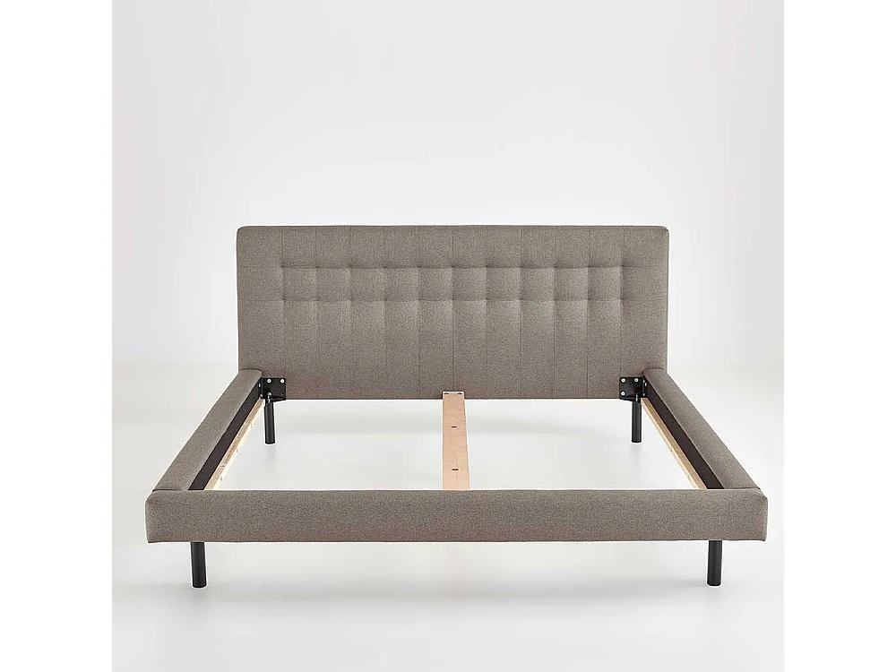 Flaches Bettgestell 140x200 cm in Hellbraun Vierfußgestell aus Holz