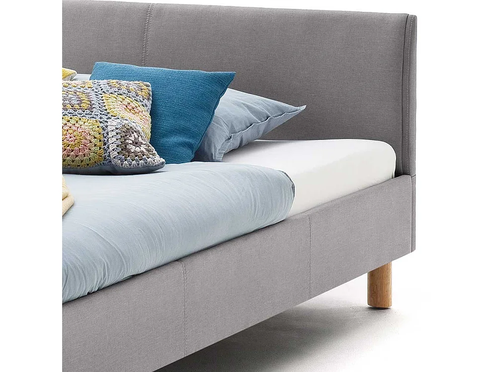 Niedriges Bett in Hellgrau Webstoff Skandi Design