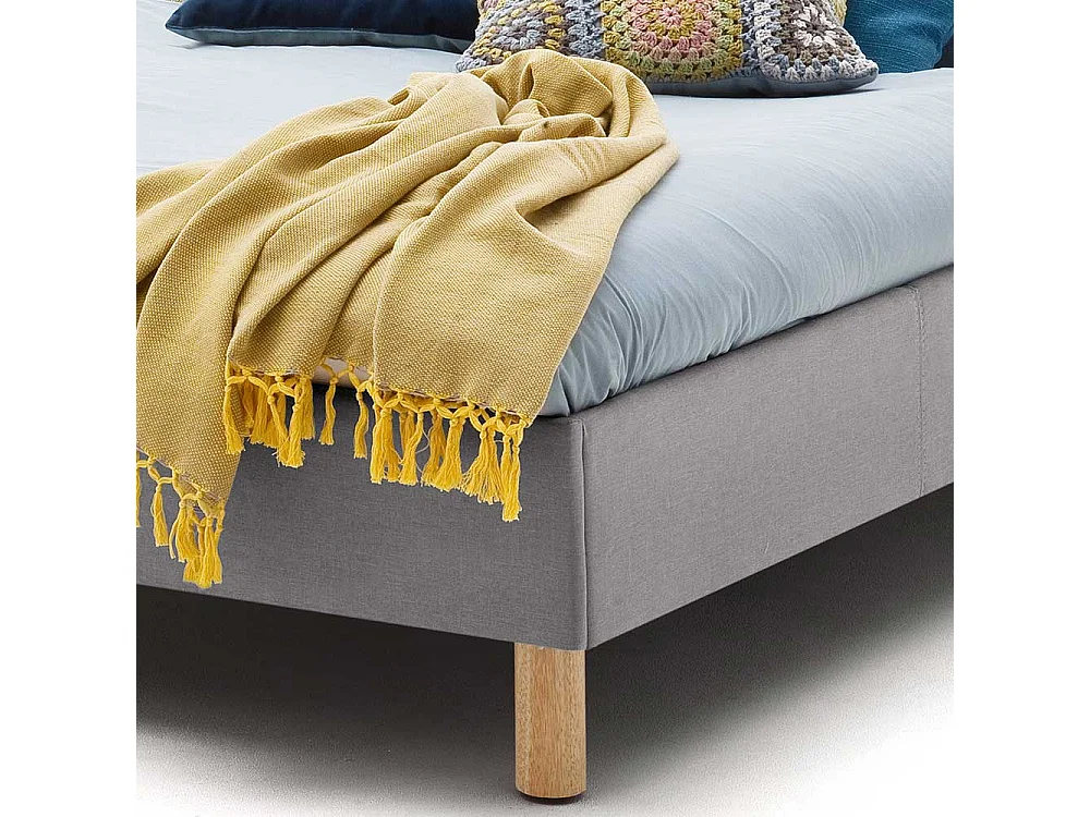 Niedriges Bett in Hellgrau Webstoff Skandi Design