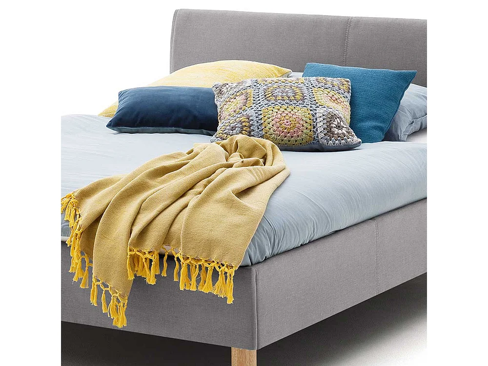 Niedriges Bett in Hellgrau Webstoff Skandi Design