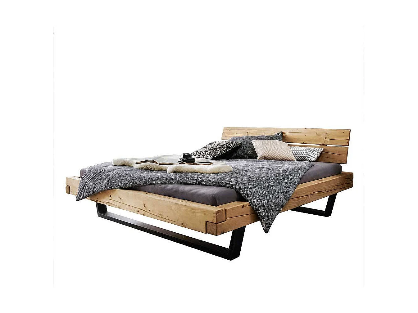 Massives Holzbett aus Fichte Bügelgestell