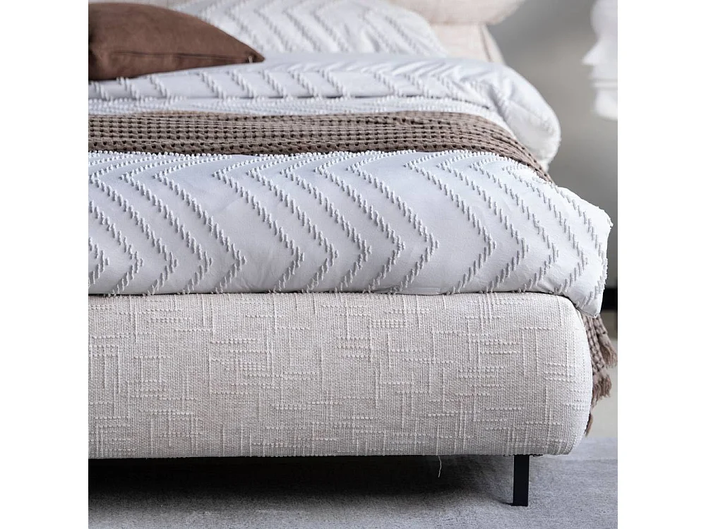 Stoffbett Polsterbett in modernem Design mit Fußgestell aus Metall