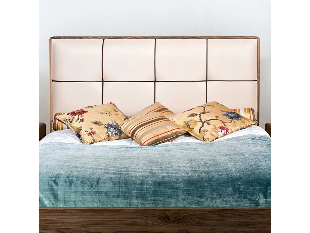 Außergewöhnliches Design Bett Nussbaum furniert Polsterkopfteil in Beige (dreiteilig)