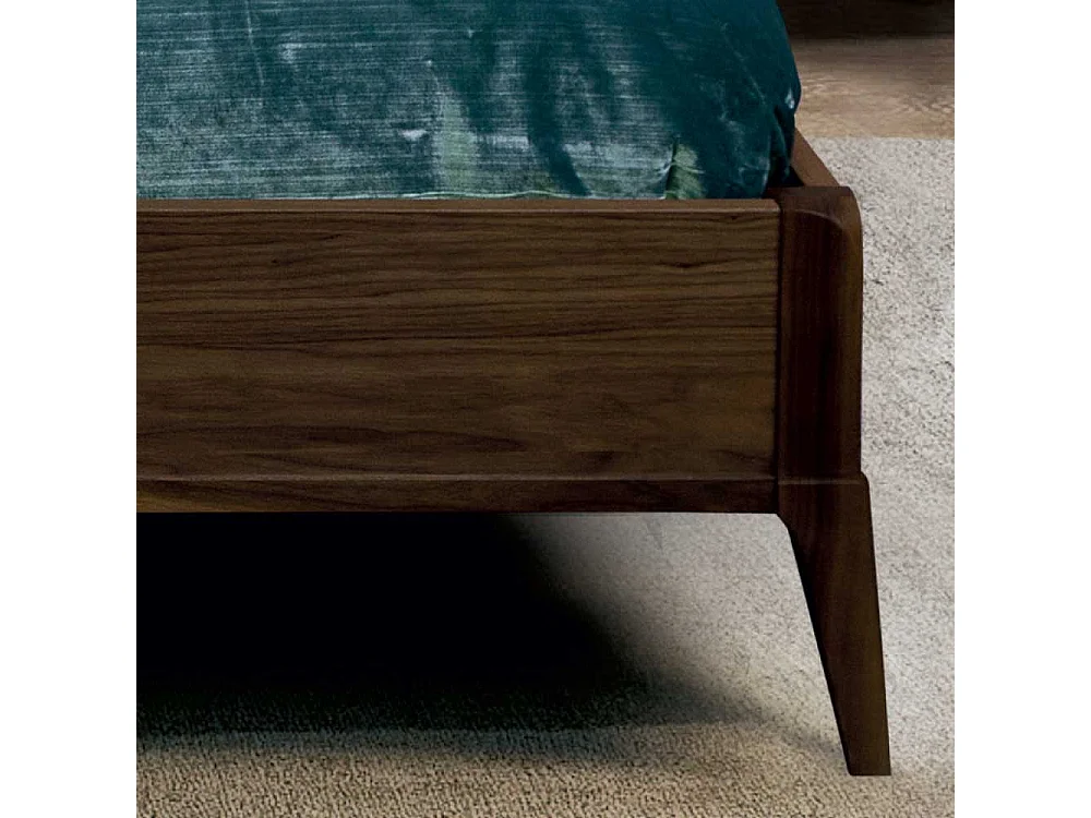 Außergewöhnliches Design Bett Nussbaum furniert Polsterkopfteil in Beige (dreiteilig)