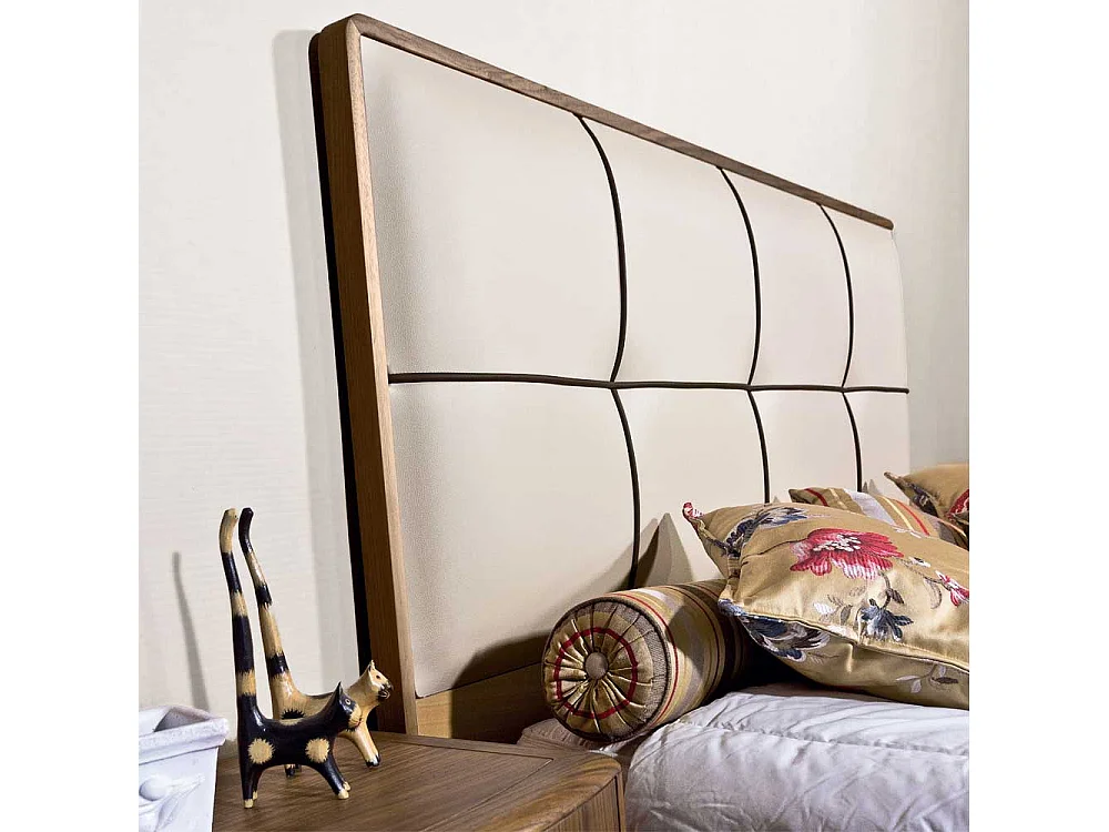 Außergewöhnliches Design Bett Nussbaum furniert Polsterkopfteil in Beige (dreiteilig)