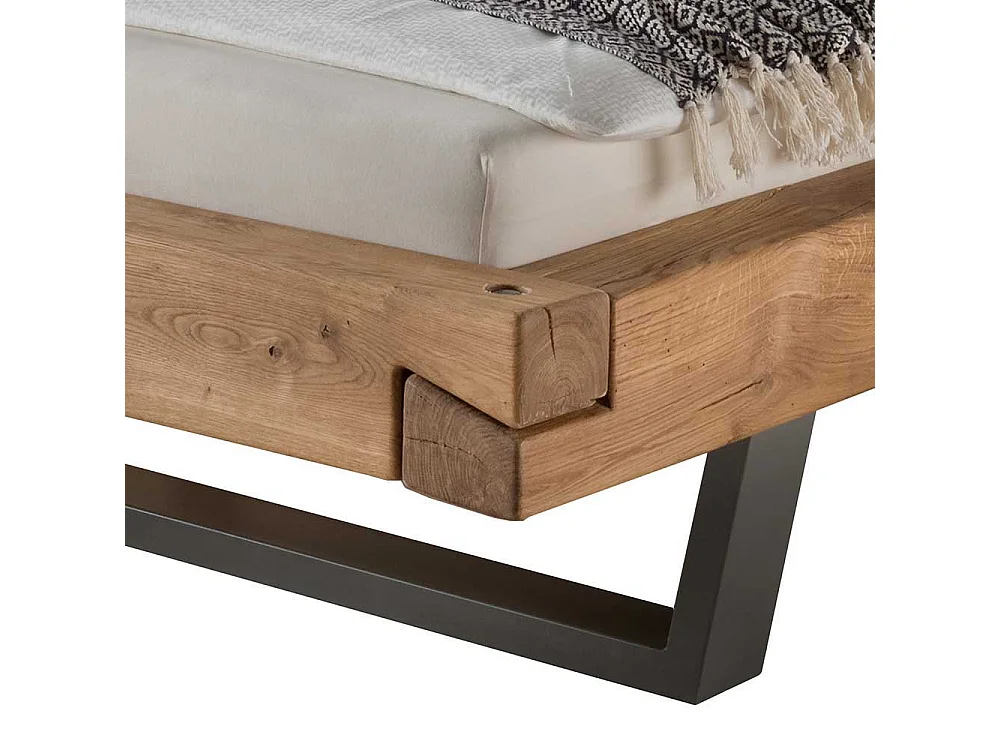 Schwebendes Balkenbett aus Wildeiche Massivholz modern