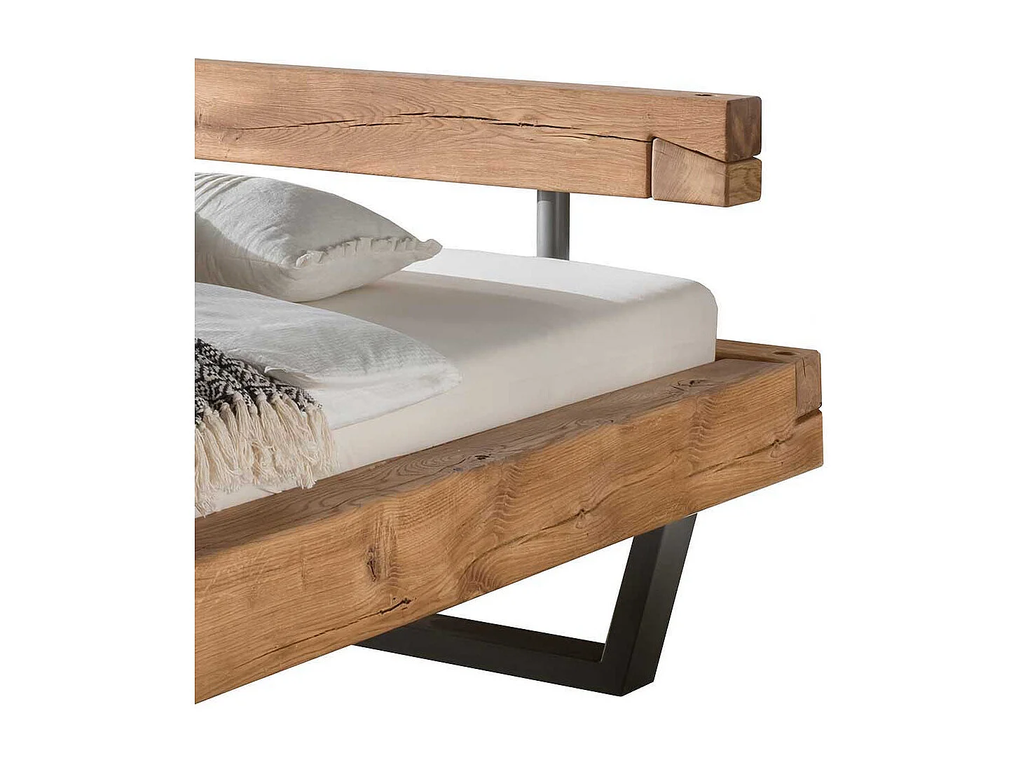 Schwebendes Balkenbett aus Wildeiche Massivholz modern