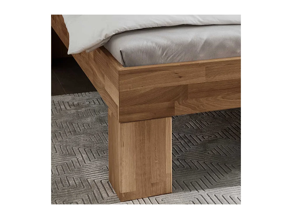 Massives Holzbett aus Wildeiche geölt Mittelsteg