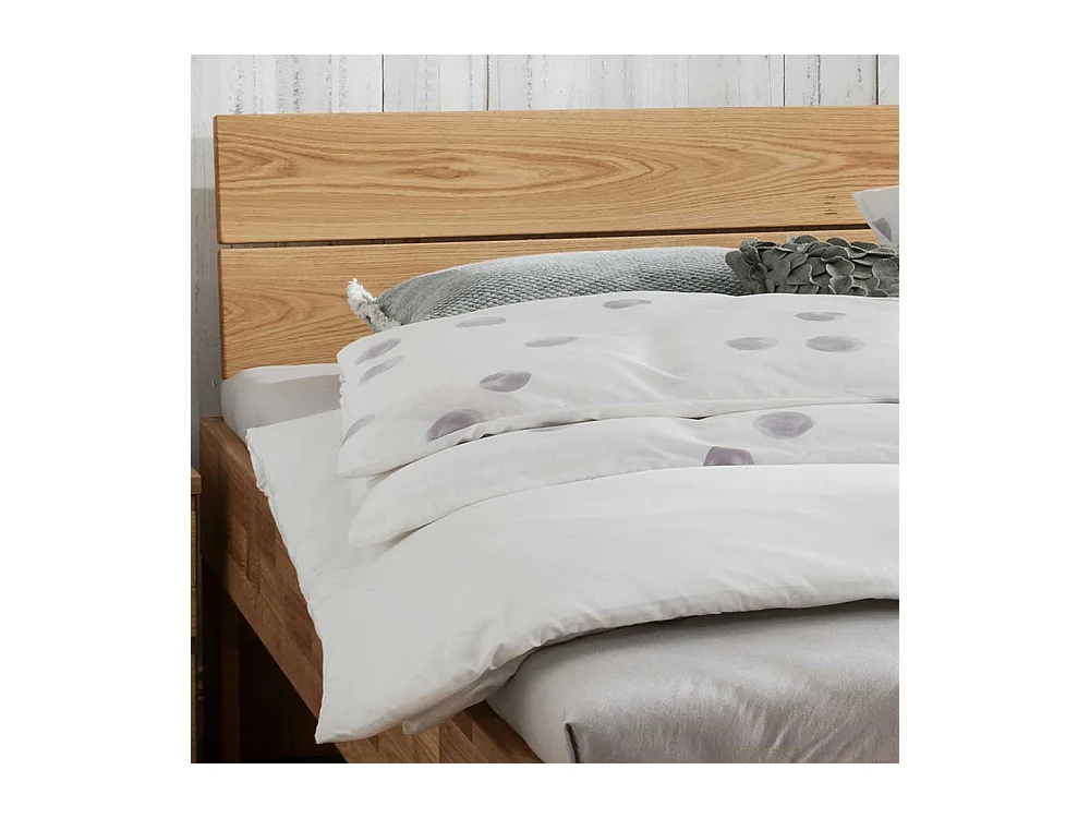 Massives Holzbett aus Wildeiche geölt Mittelsteg