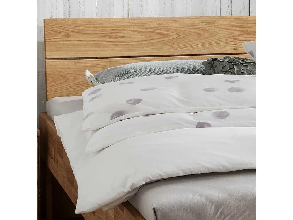 Massives Holzbett aus Wildeiche geölt Mittelsteg