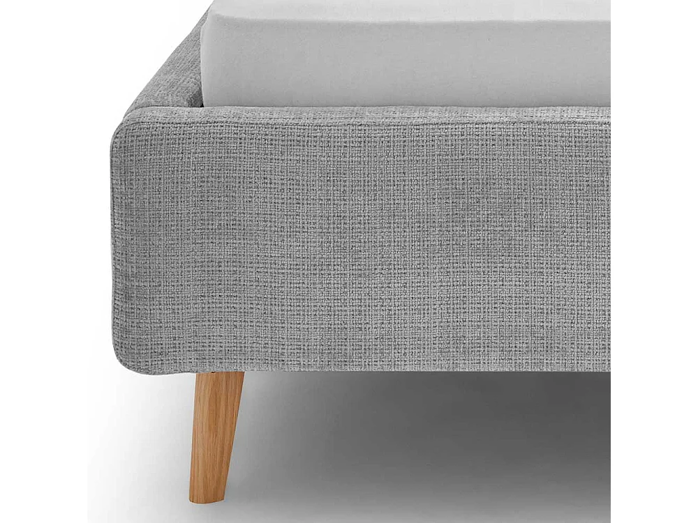 Graues Polsterbettgestell aus Boucle Stoff Eiche Massivholz
