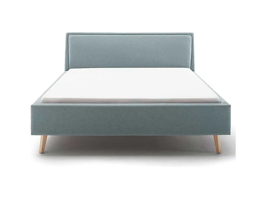 Polsterbett hellblau im Skandi Design Vierfußgestell aus Holz