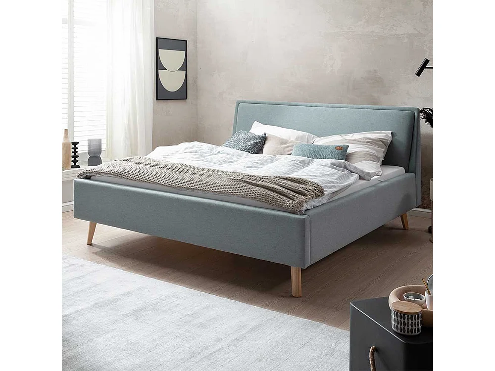 Polsterbett hellblau im Skandi Design Vierfußgestell aus Holz