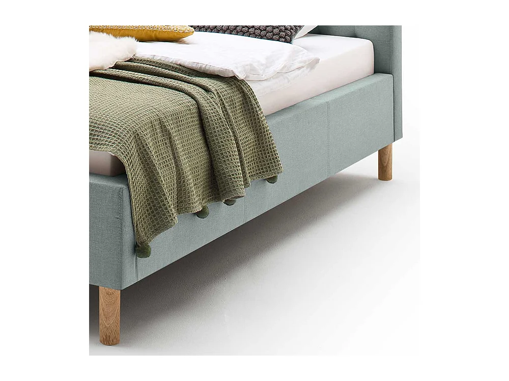 Stoffbett in Hellblau gestepptem Kopfteil