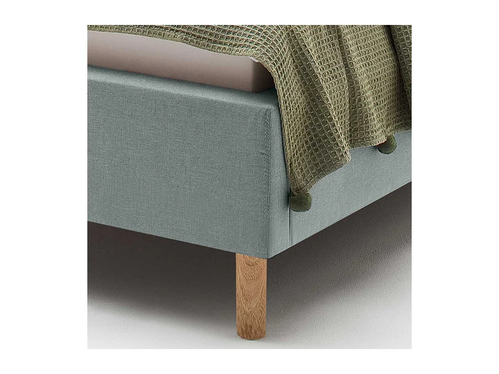 Stoffbett in Hellblau gestepptem Kopfteil