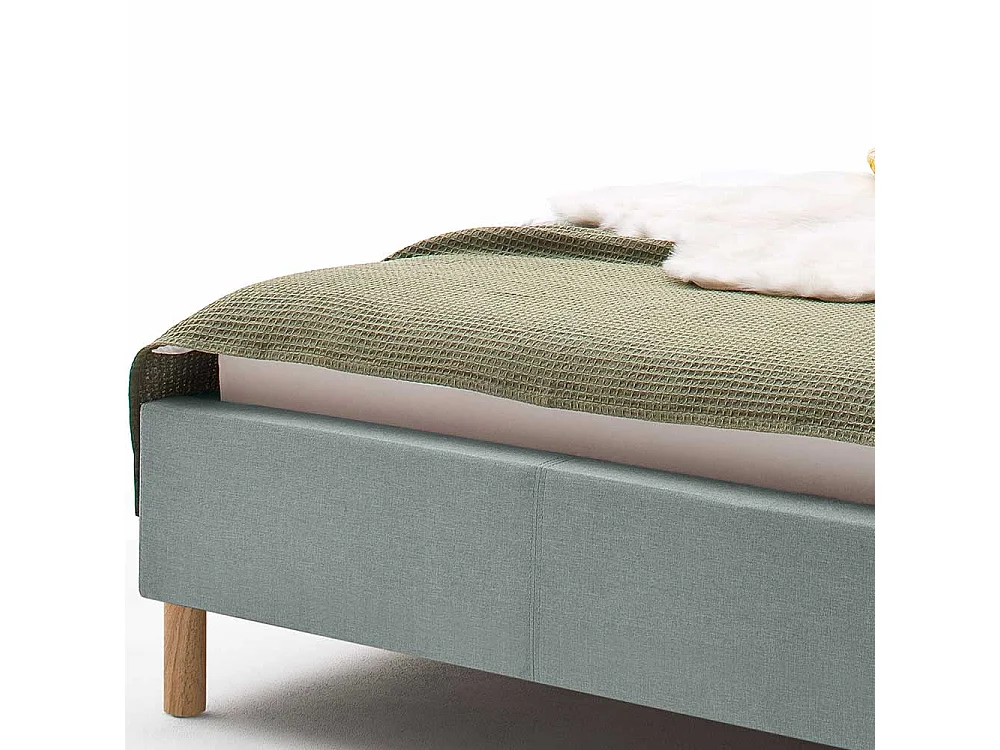 Stoffbett in Hellblau gestepptem Kopfteil