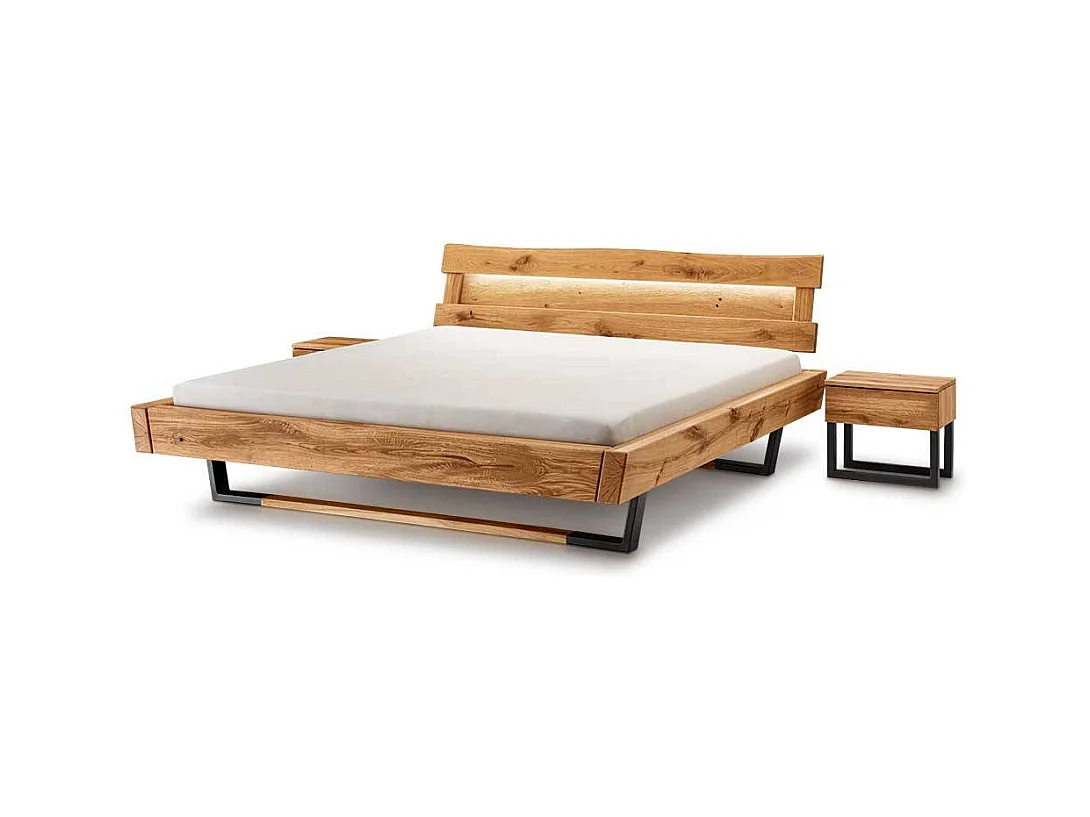 Massives Balkenbett im Industry und Loft Stil Wildeiche und Metall