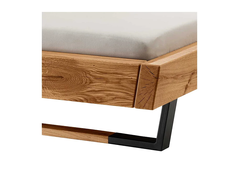 Massives Balkenbett im Industry und Loft Stil Wildeiche und Metall