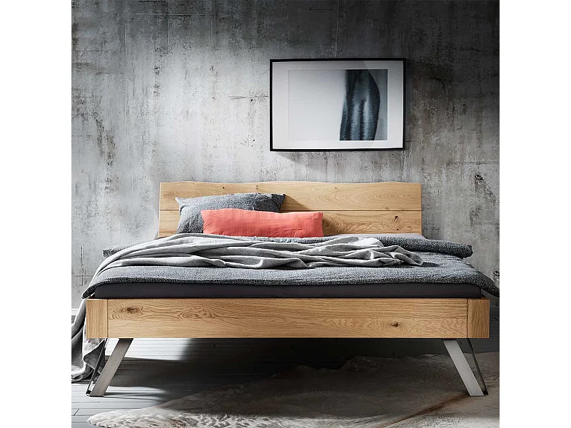 Massives Holzbett mit Vierfußgestell aus Metall Wildeiche geölt