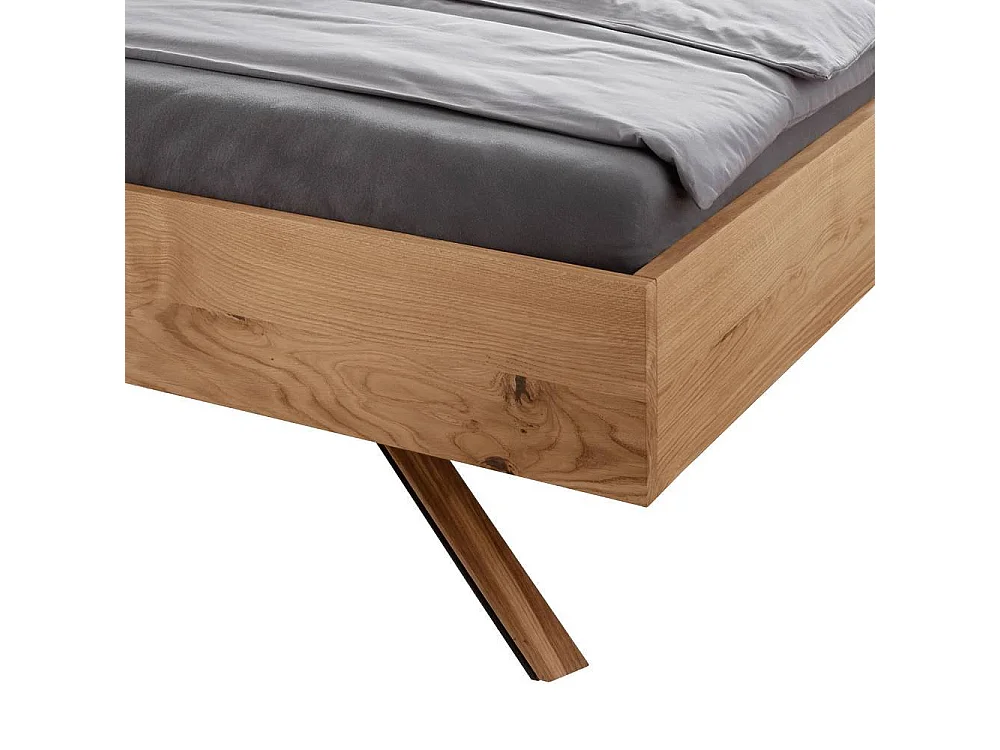 Massivholzbett Doppelbett in modernem Design mit Fußgestell aus Metall