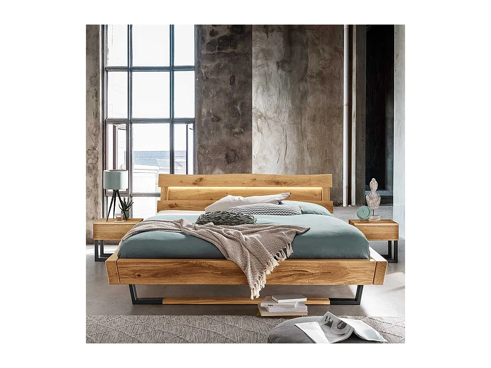Massives Balkenbett im Industry und Loft Stil Wildeiche und Metall