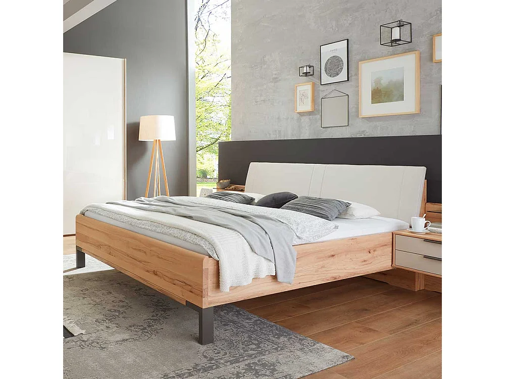 Komfortbett aus Astkernbuche teilmassiv Kunstleder Kopfteil in Beige