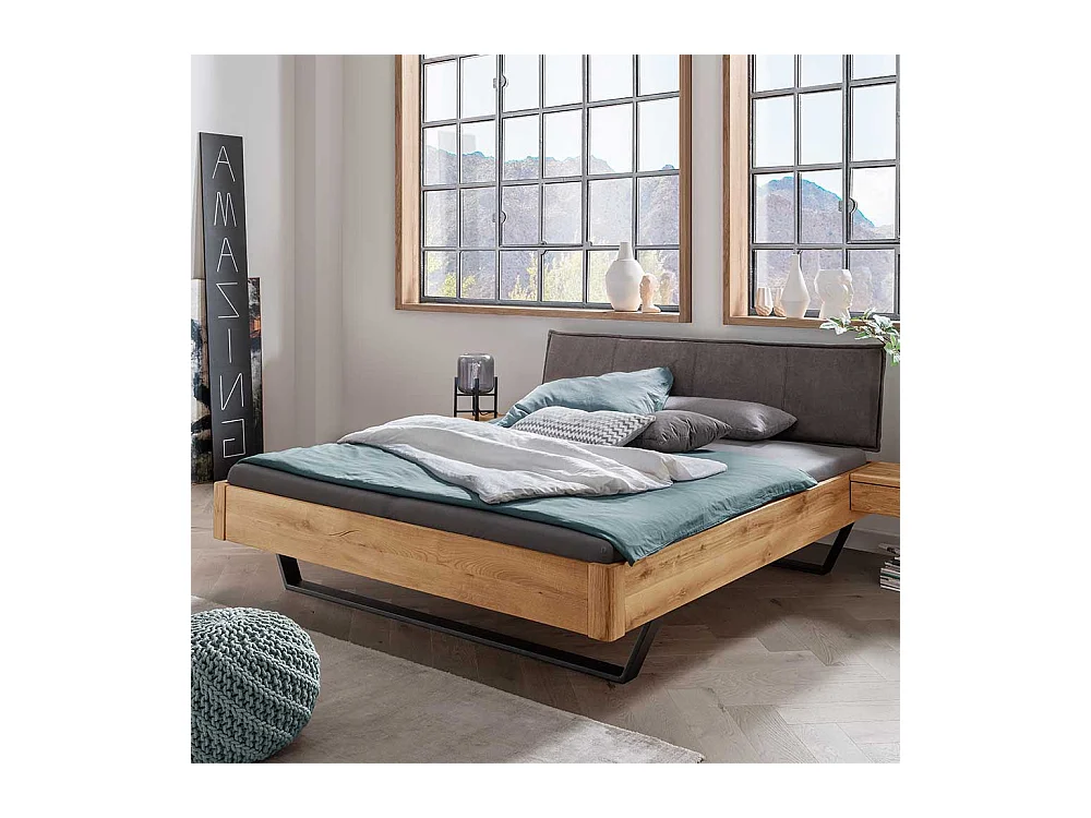 Wildeiche Massivbett mit Bügelgestell aus Metall Industry und Loft Stil