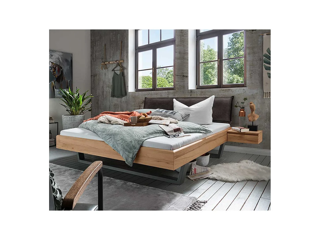 Polsterkopfteil Bett aus Kernbuche Massivholz zwei Nachtkommoden (dreiteilig)