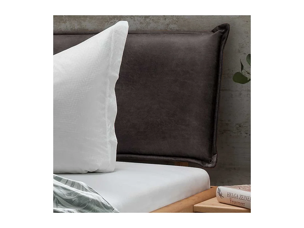 Polsterkopfteil Bett aus Kernbuche Massivholz zwei Nachtkommoden (dreiteilig)