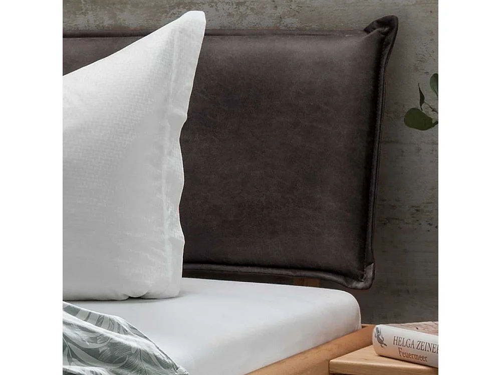 Polsterkopfteil Bett aus Kernbuche Massivholz zwei Nachtkommoden (dreiteilig)