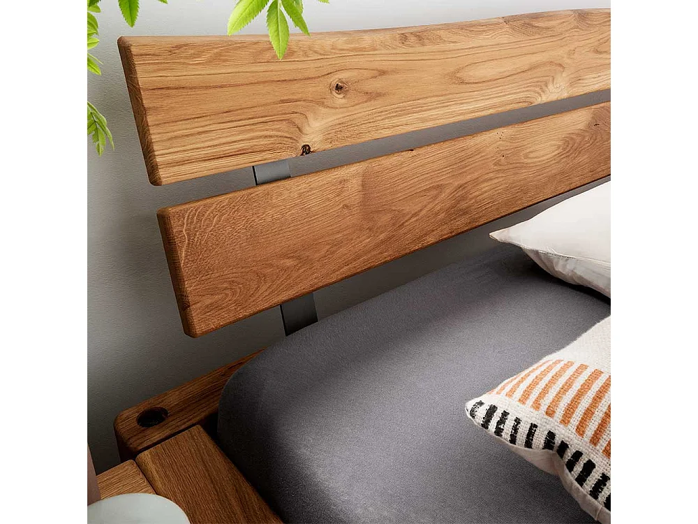 Doppelbett Massivholzbett in Wildeichefarben im Industry und Loft Stil